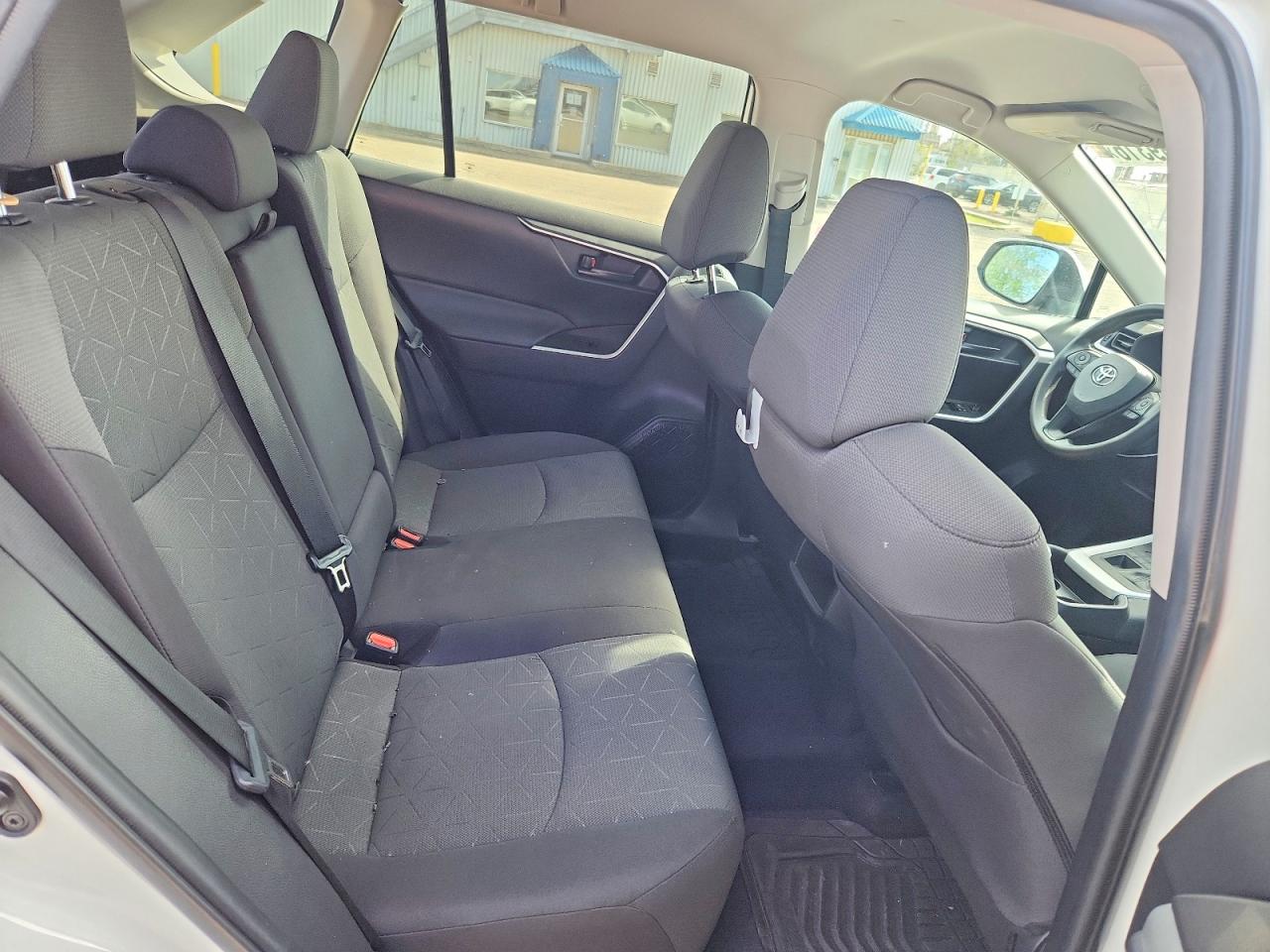 2021 TOYOTA RAV4 LE photo 19