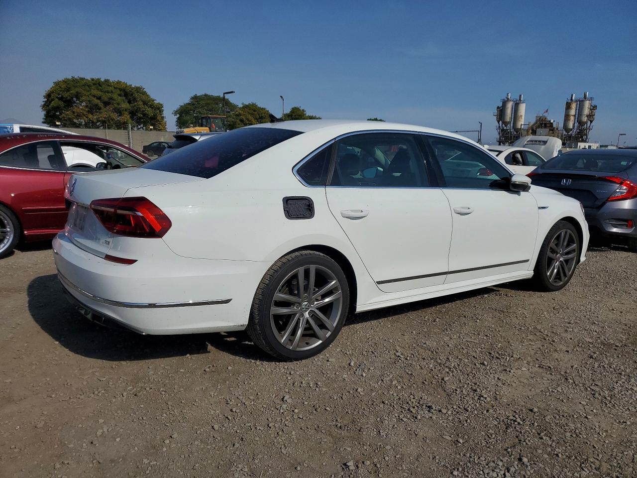 2017 VOLKSWAGEN PASSAT R-LINE photo 7