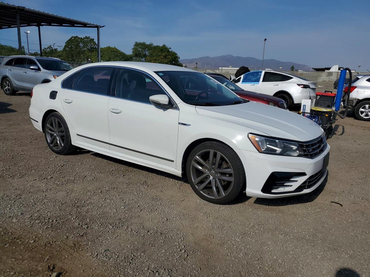 2017 VOLKSWAGEN PASSAT R-LINE photo 10