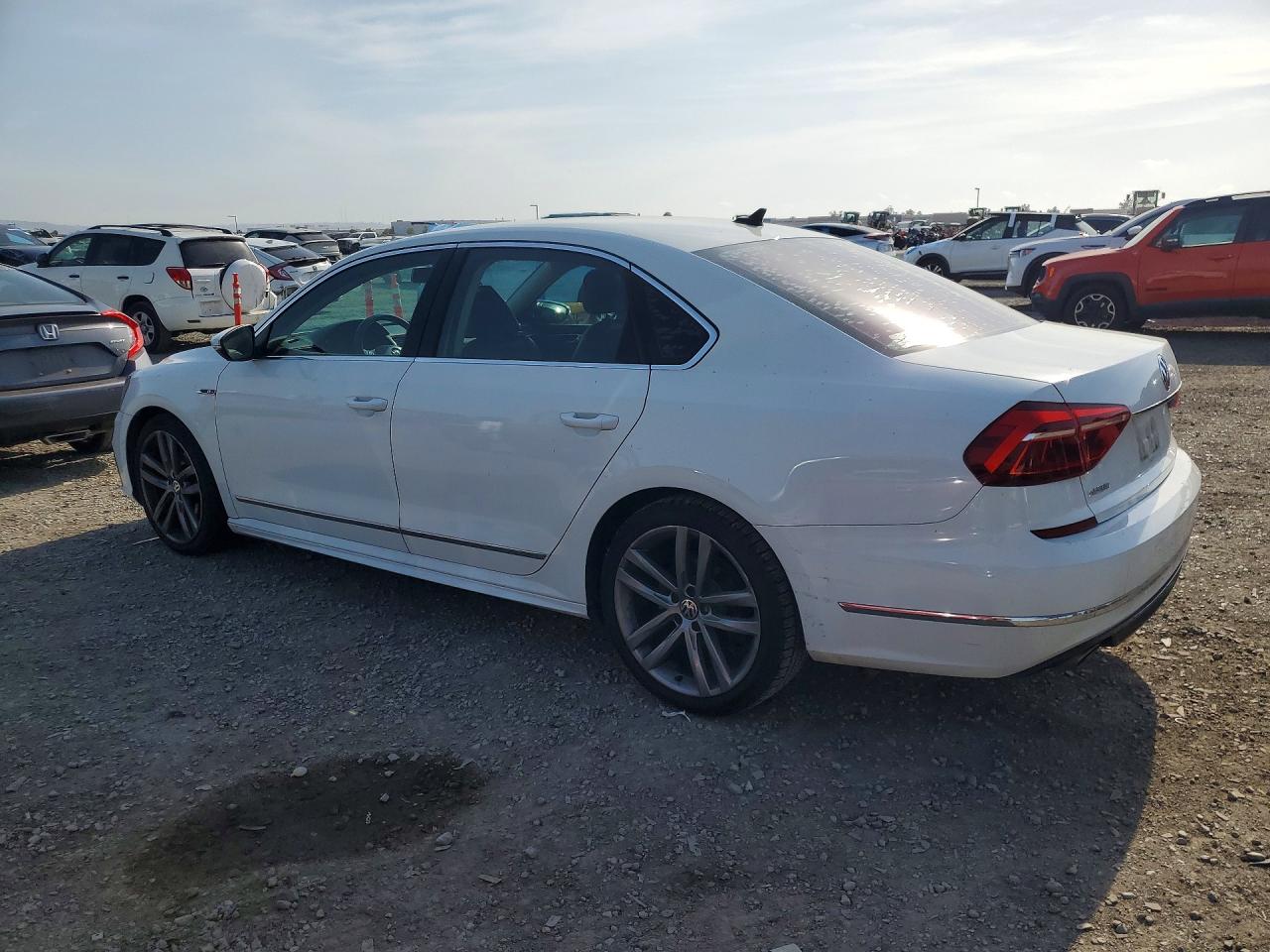 2017 VOLKSWAGEN PASSAT R-LINE photo 4