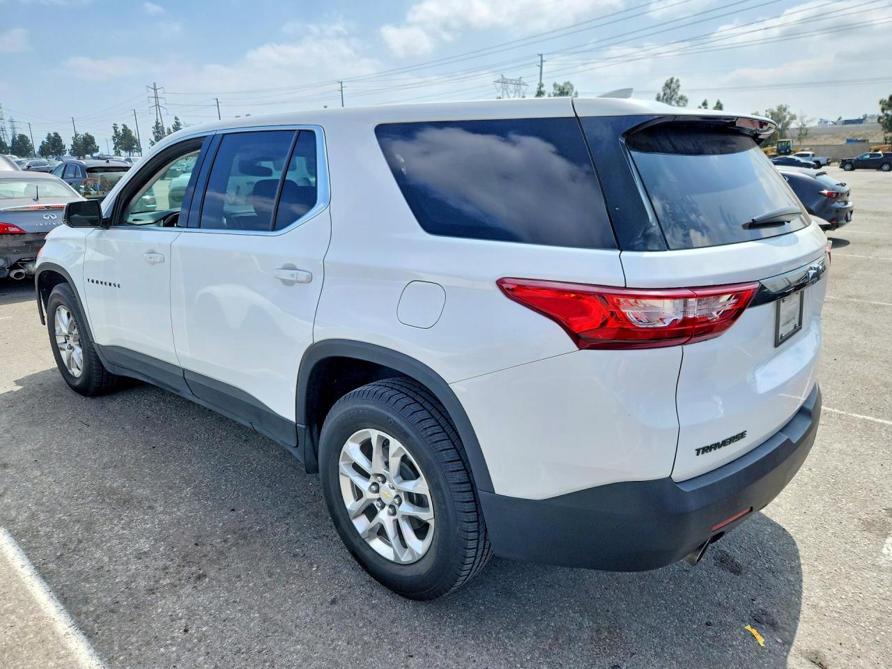 2019 CHEVROLET TRAVERSE LS photo 2