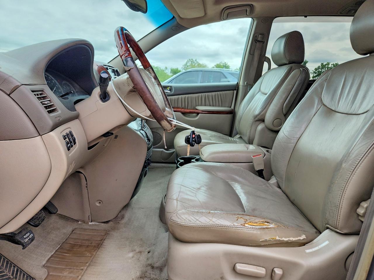 2004 TOYOTA SIENNA XLE LIMITED 7 PASSENGER photo 13