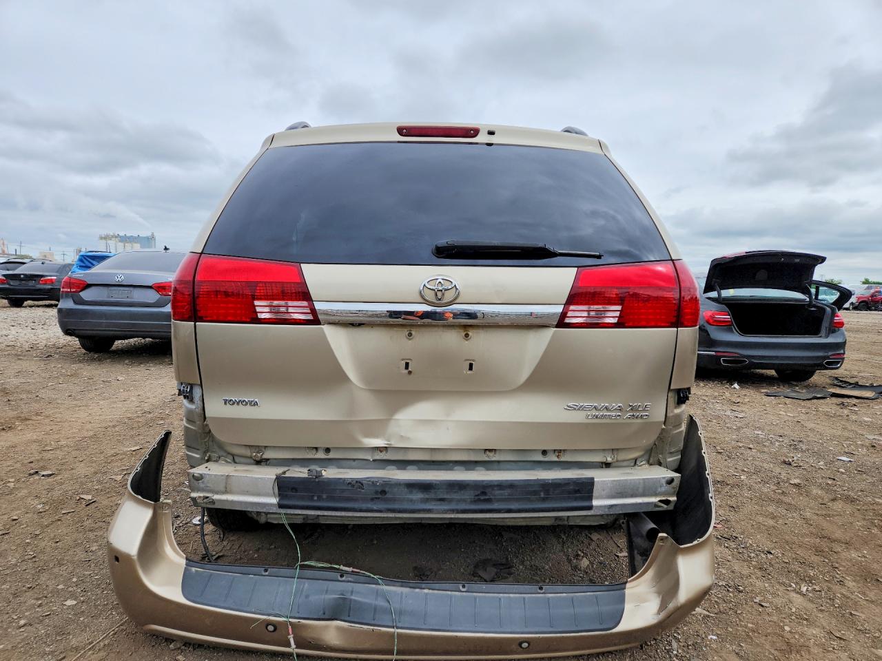 2004 TOYOTA SIENNA XLE LIMITED 7 PASSENGER photo 11