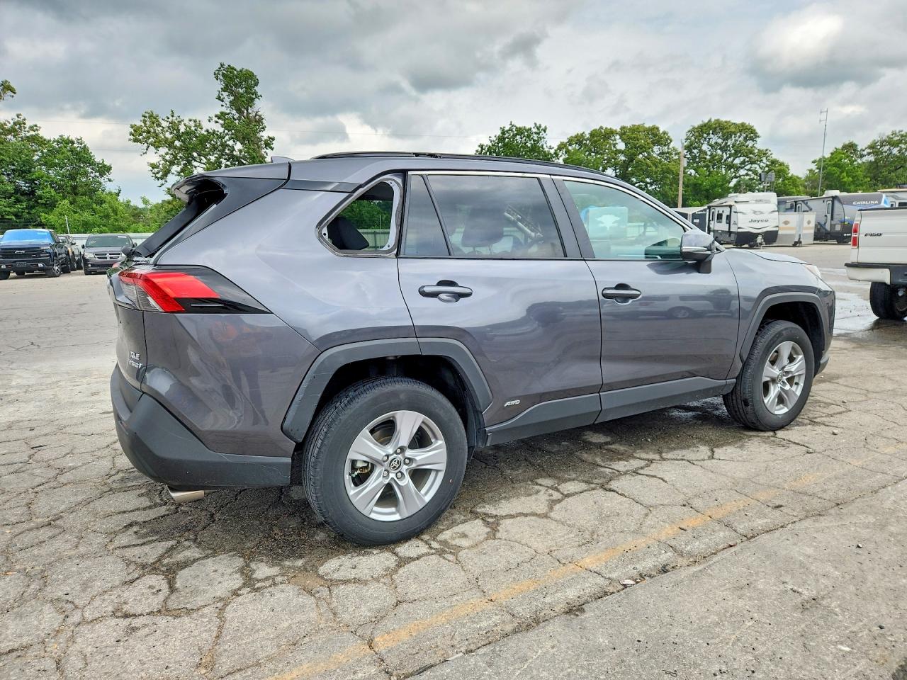 2022 TOYOTA RAV4 XLE photo 5