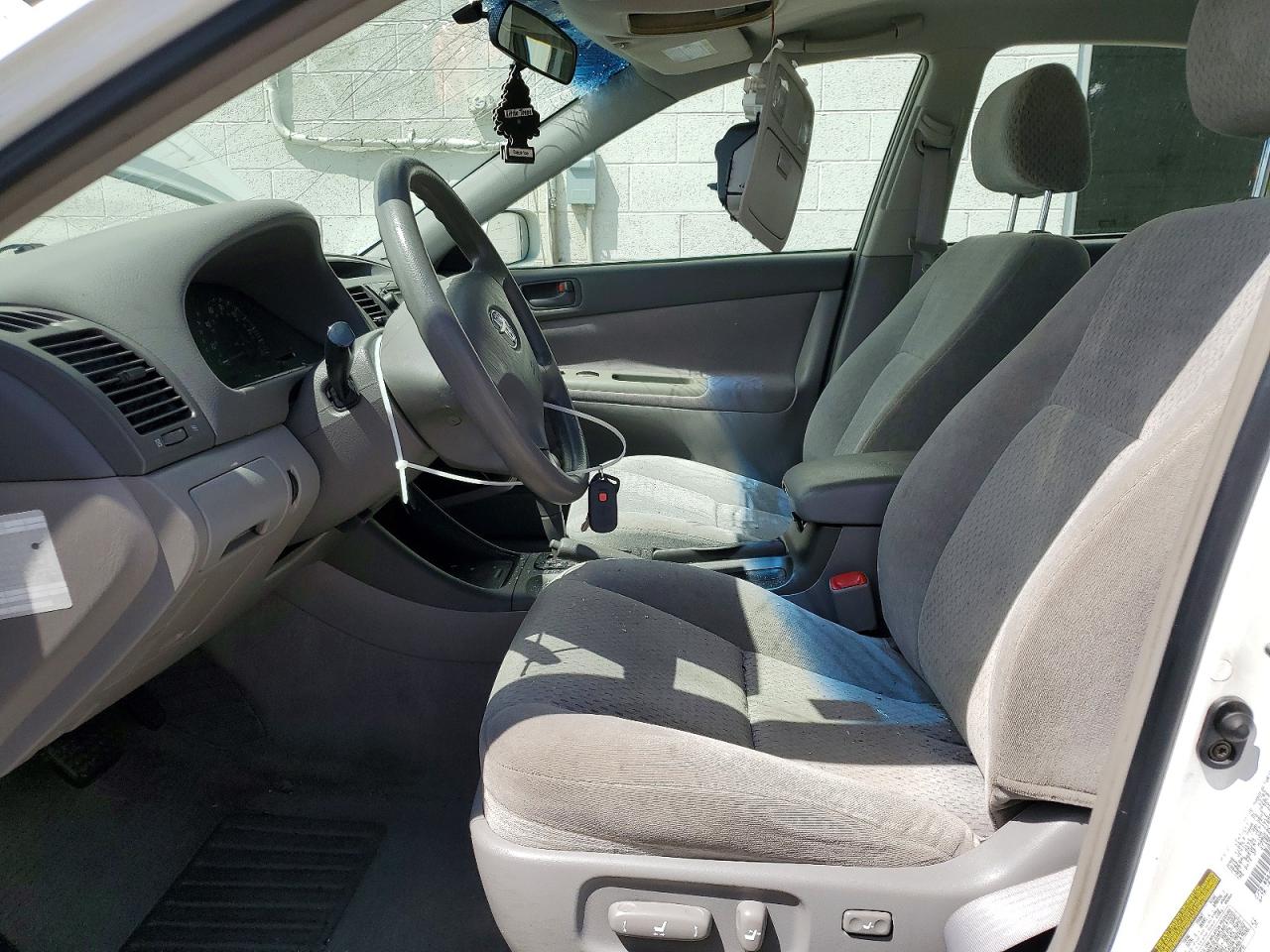 2004 TOYOTA CAMRY LE photo 13