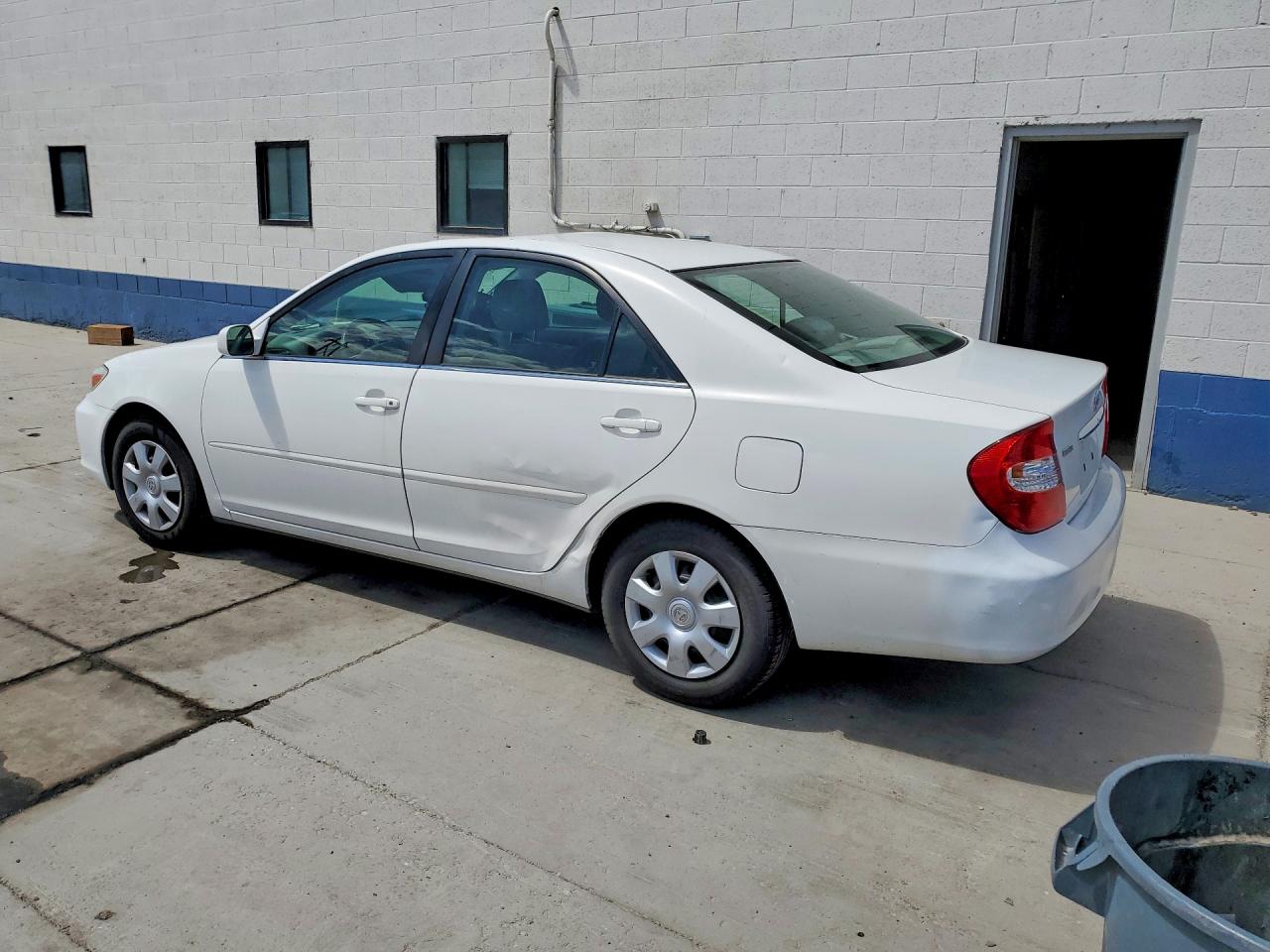 2004 TOYOTA CAMRY LE photo 3
