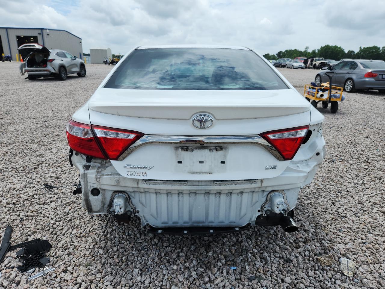 2017 TOYOTA CAMRY SE photo 16