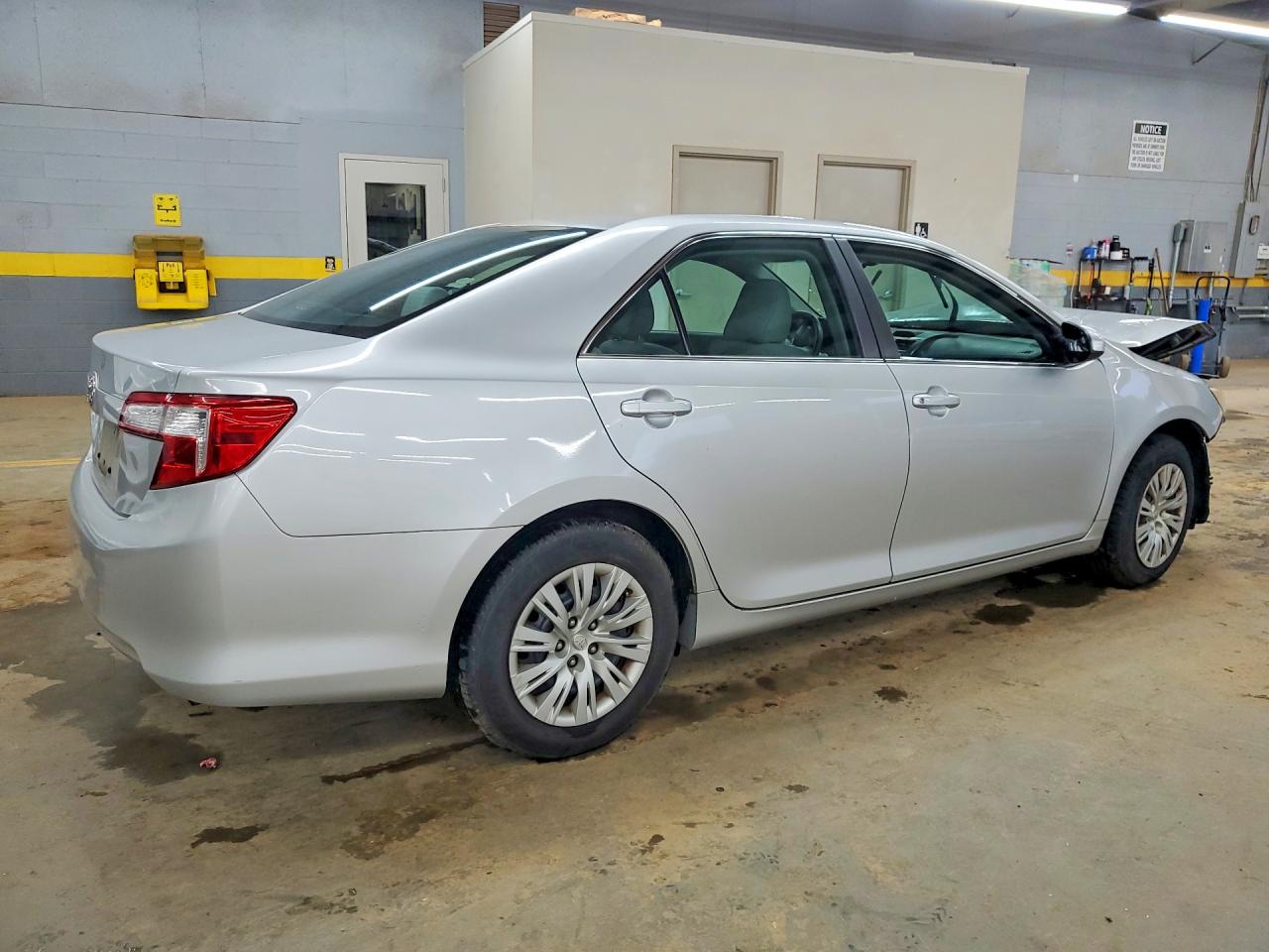 2012 TOYOTA CAMRY L photo 5
