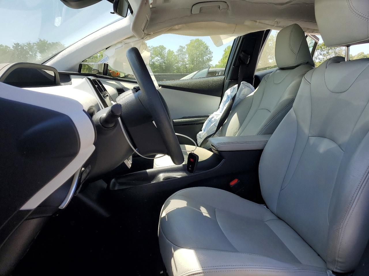 2017 TOYOTA PRIUS TWO photo 7