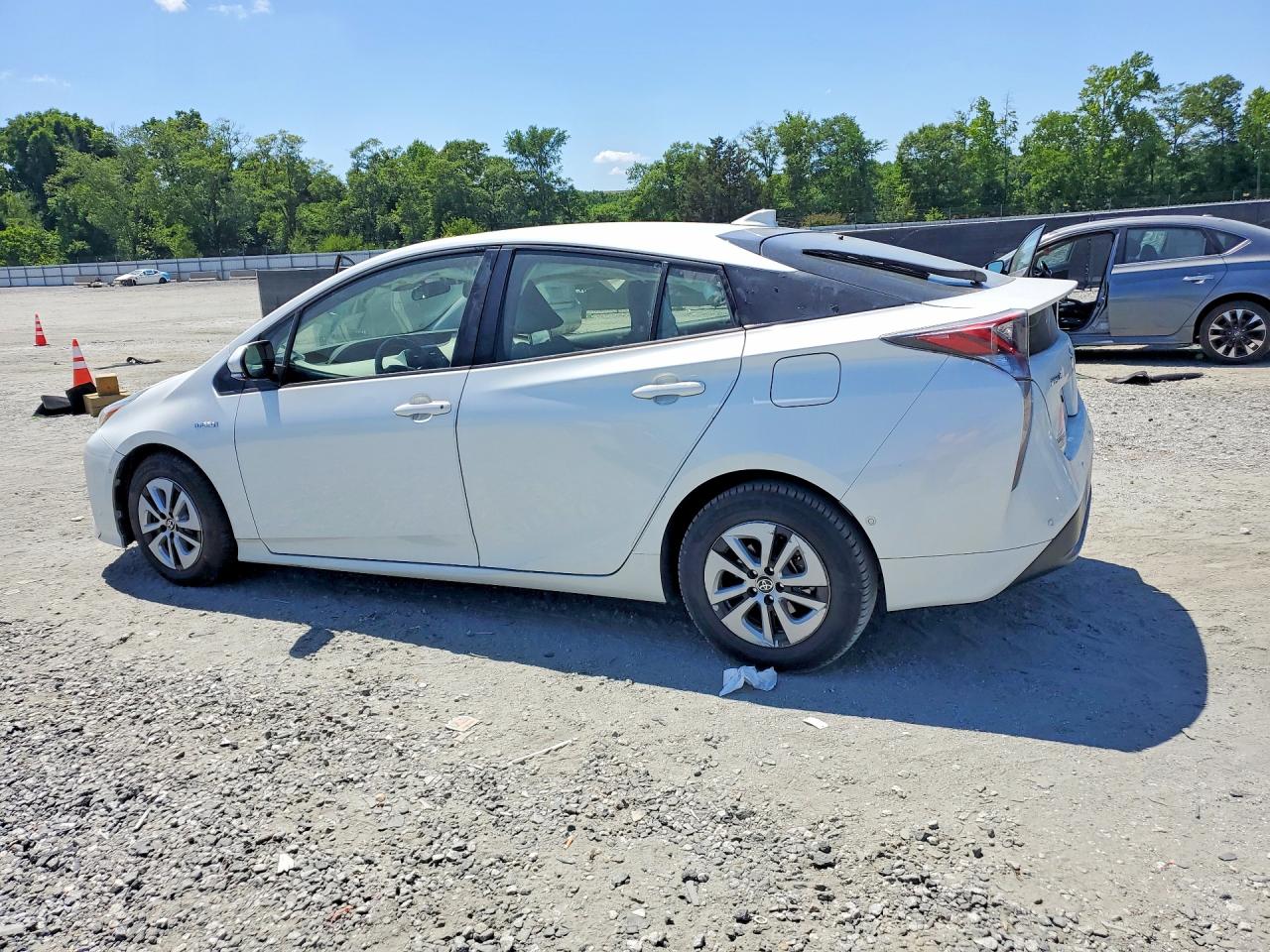 2017 TOYOTA PRIUS TWO photo 2