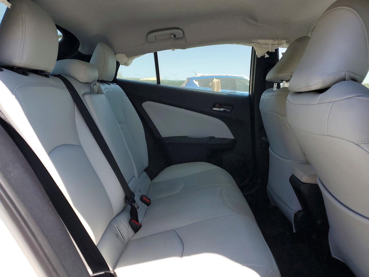 2017 TOYOTA PRIUS TWO photo 10