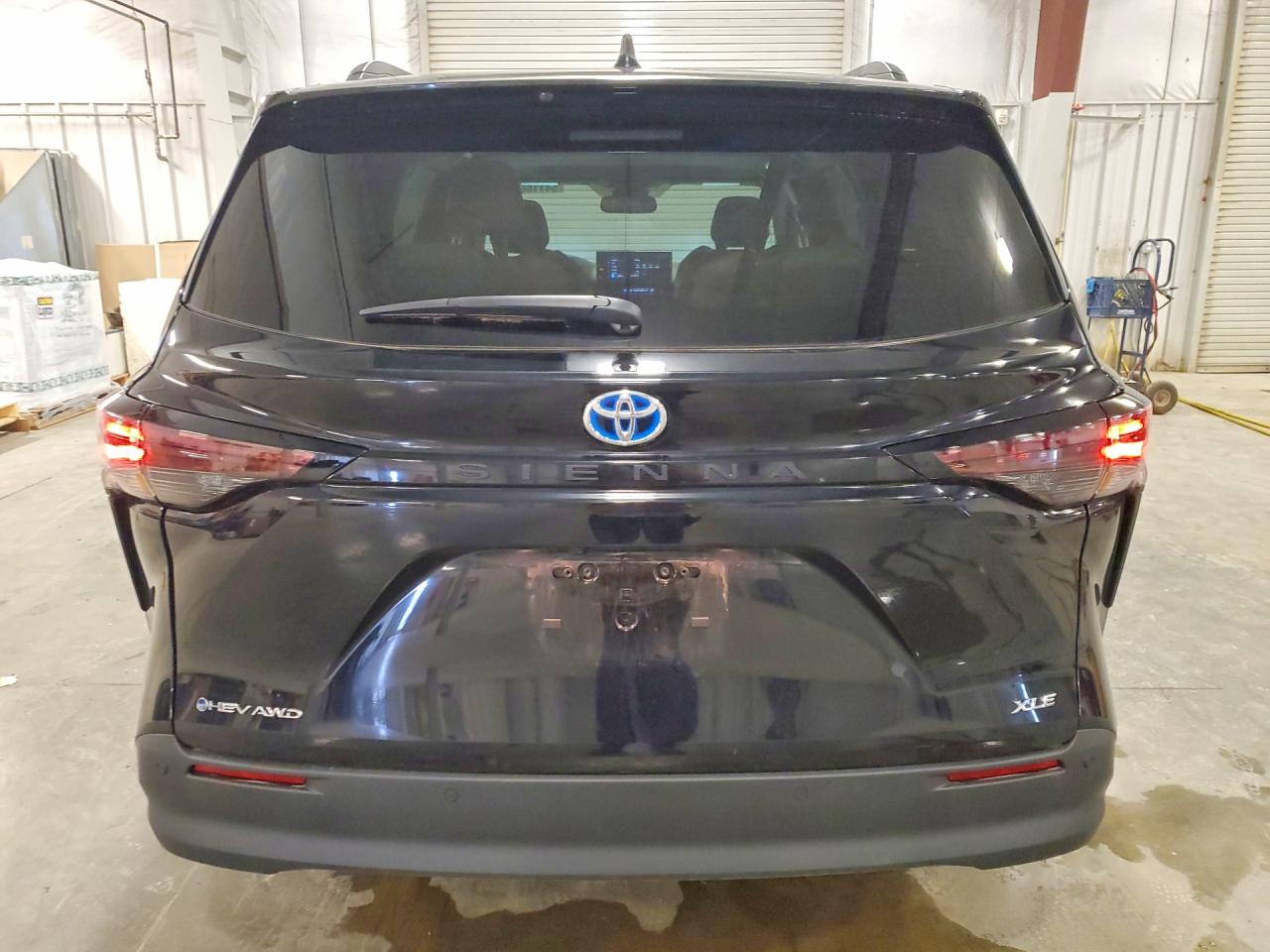 2025 TOYOTA SIENNA XLE 7-PASSENGER photo 11