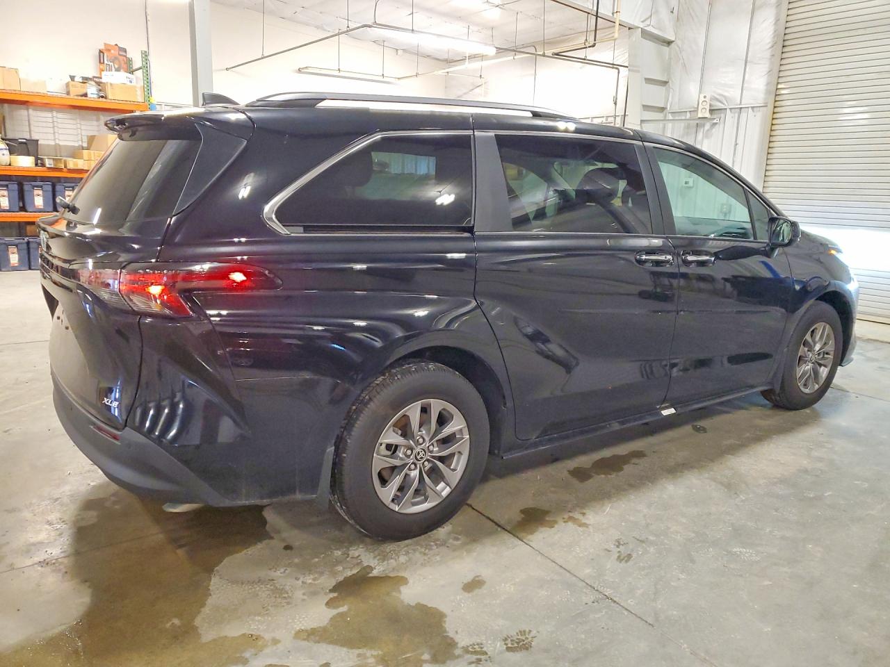 2025 TOYOTA SIENNA XLE 7-PASSENGER photo 5