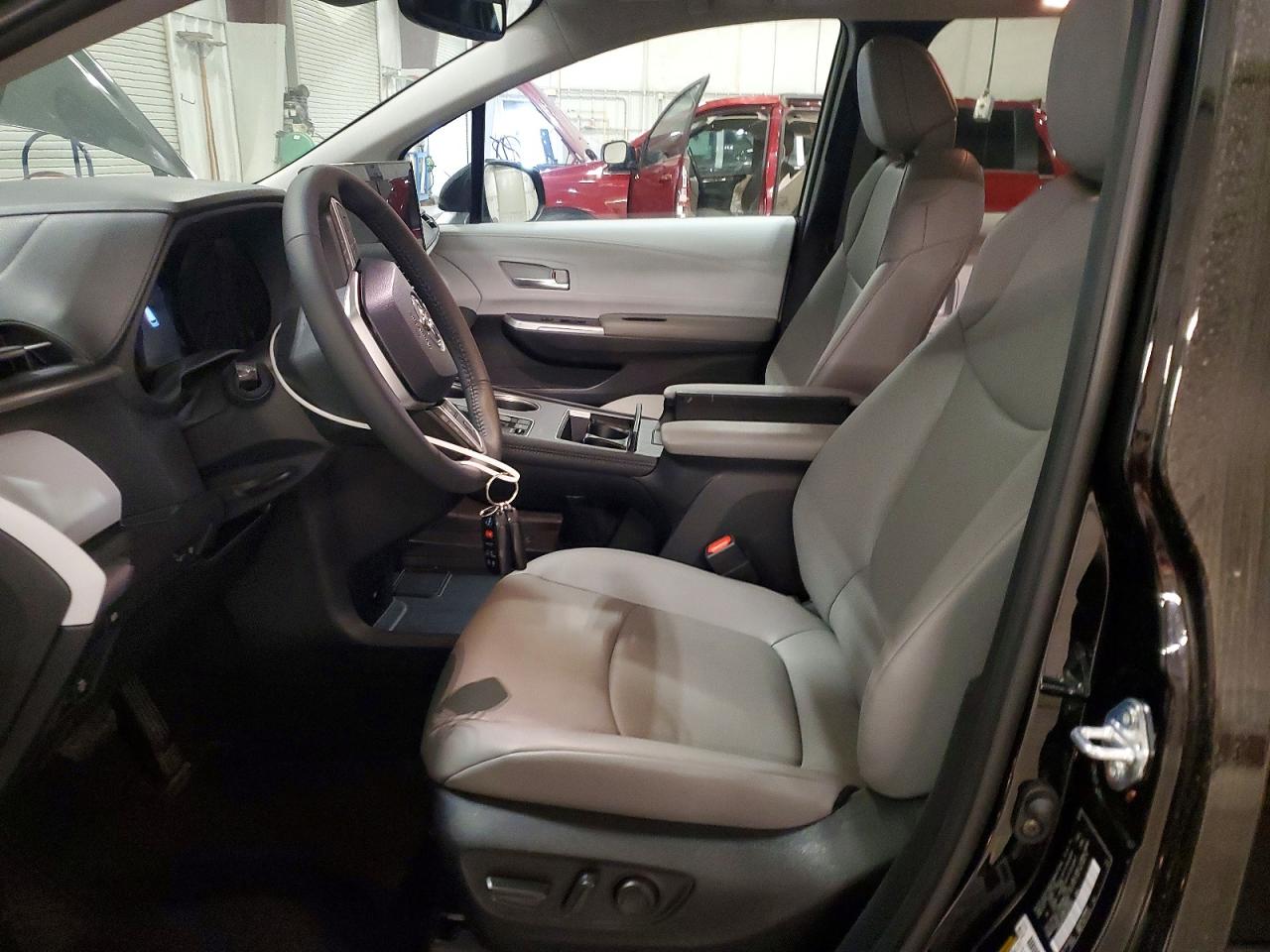 2025 TOYOTA SIENNA XLE 7-PASSENGER photo 13