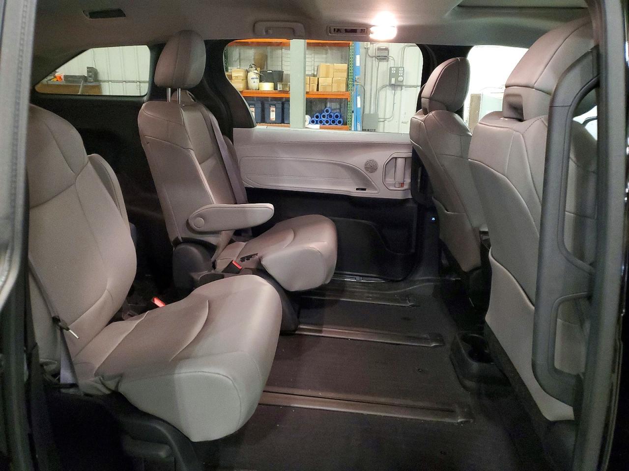 2025 TOYOTA SIENNA XLE 7-PASSENGER photo 21