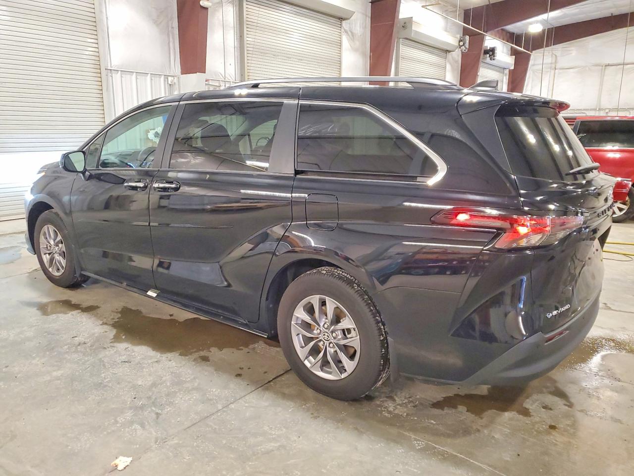 2025 TOYOTA SIENNA XLE 7-PASSENGER photo 3