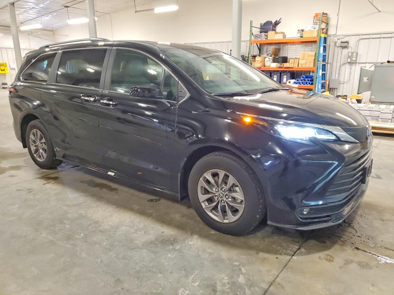 2025 TOYOTA SIENNA XLE 7-PASSENGER photo 7
