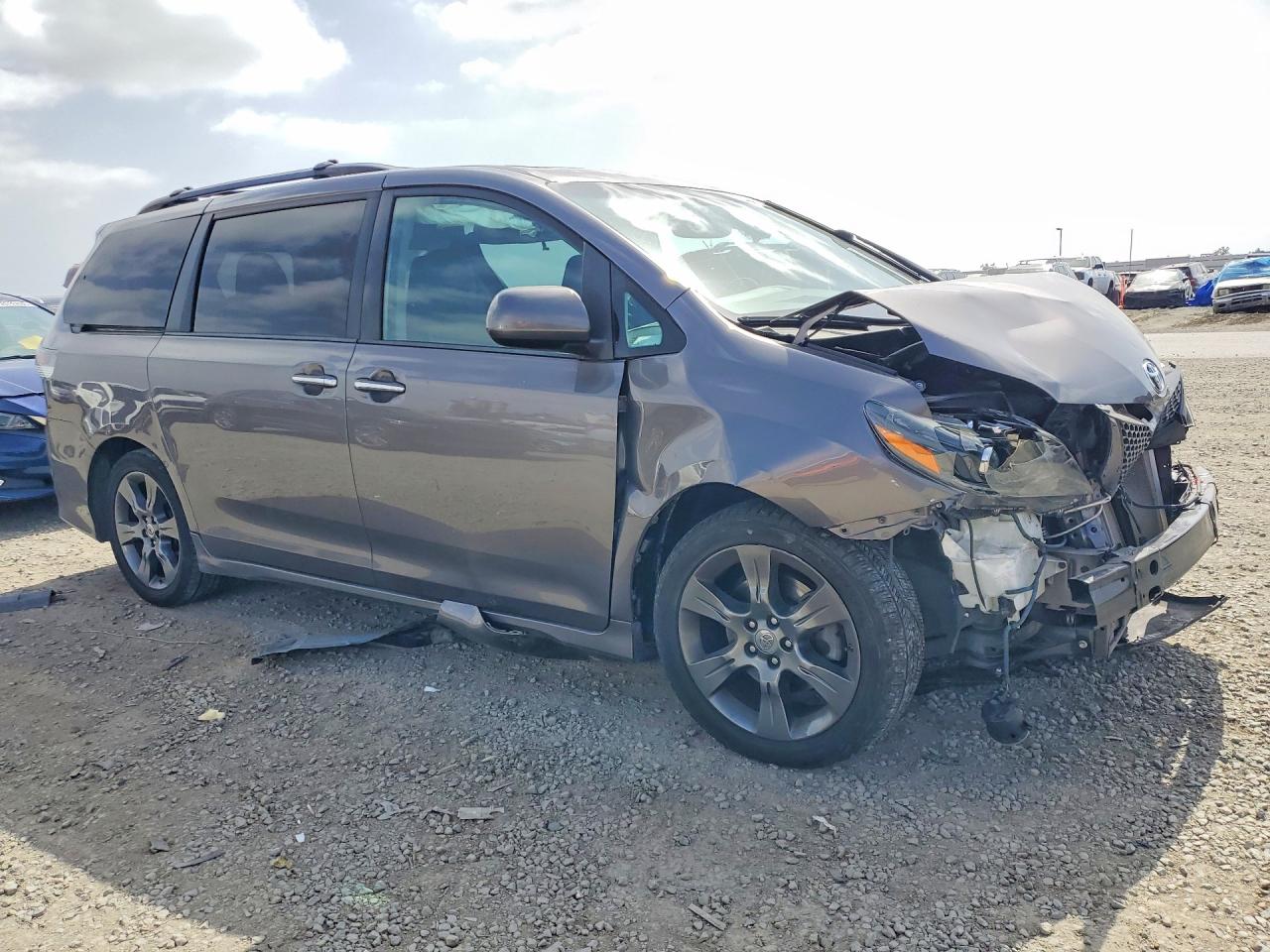 2016 TOYOTA SIENNA SE photo 4