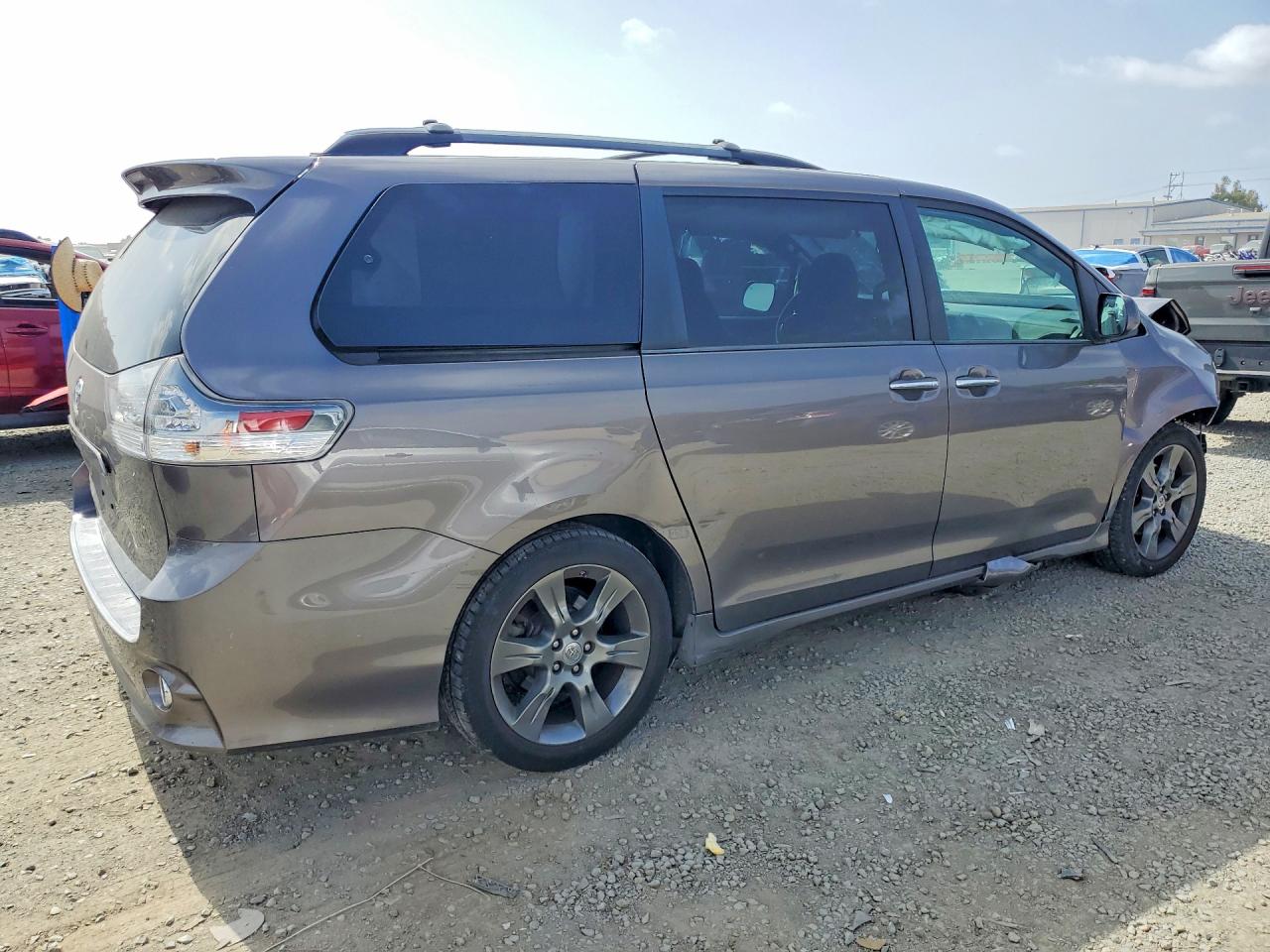 2016 TOYOTA SIENNA SE photo 3