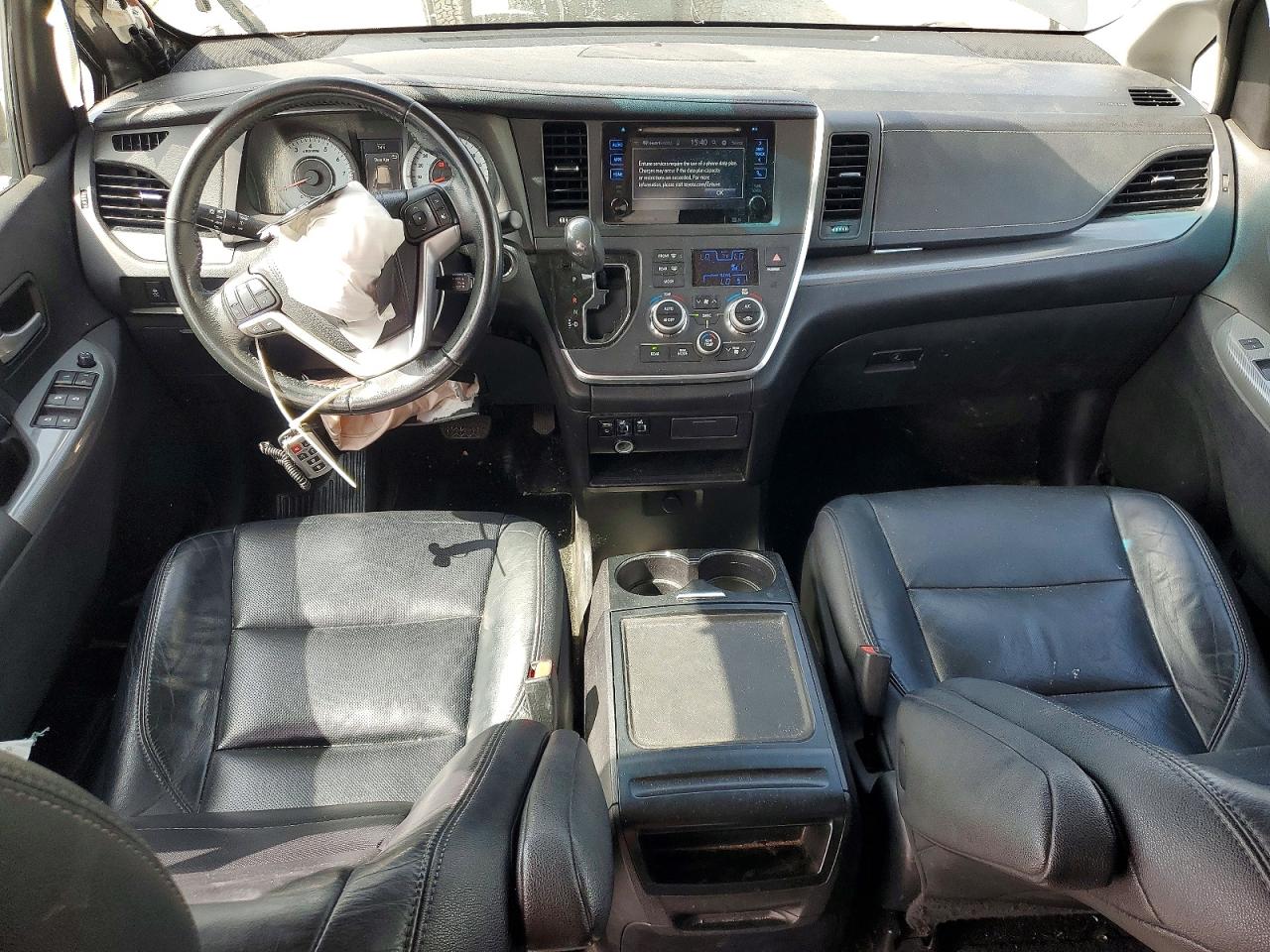 2016 TOYOTA SIENNA SE photo 8