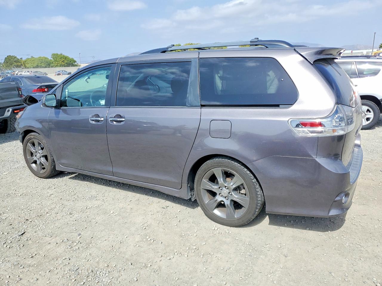 2016 TOYOTA SIENNA SE photo 2