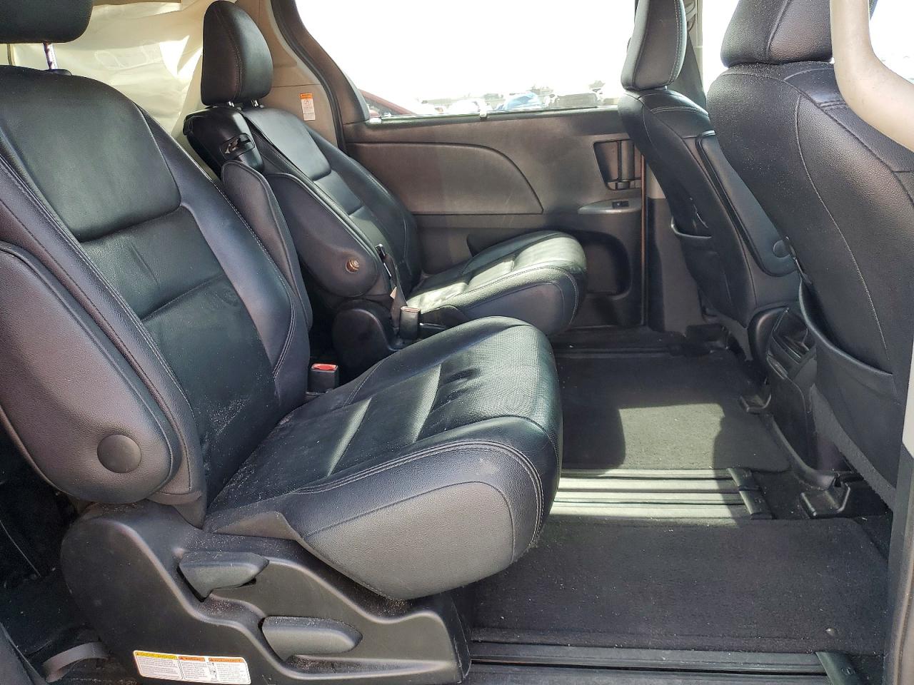 2016 TOYOTA SIENNA SE photo 11