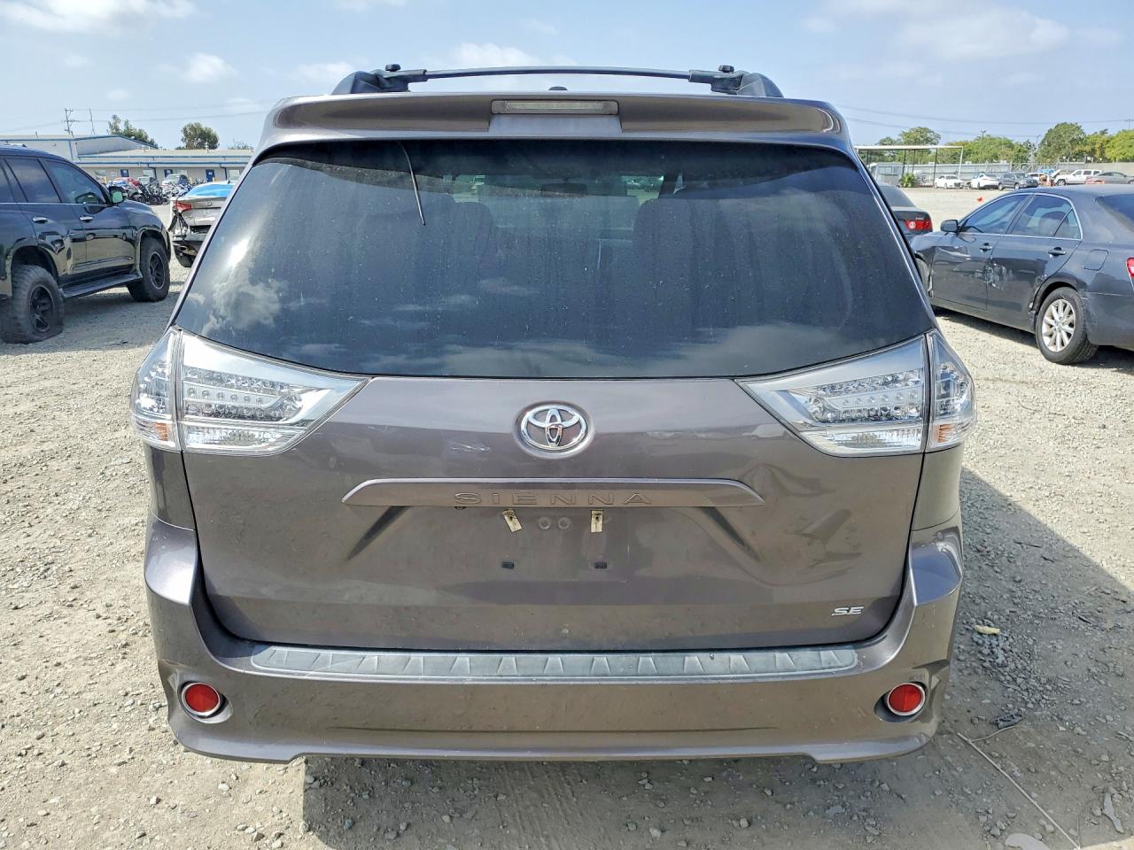2016 TOYOTA SIENNA SE photo 6