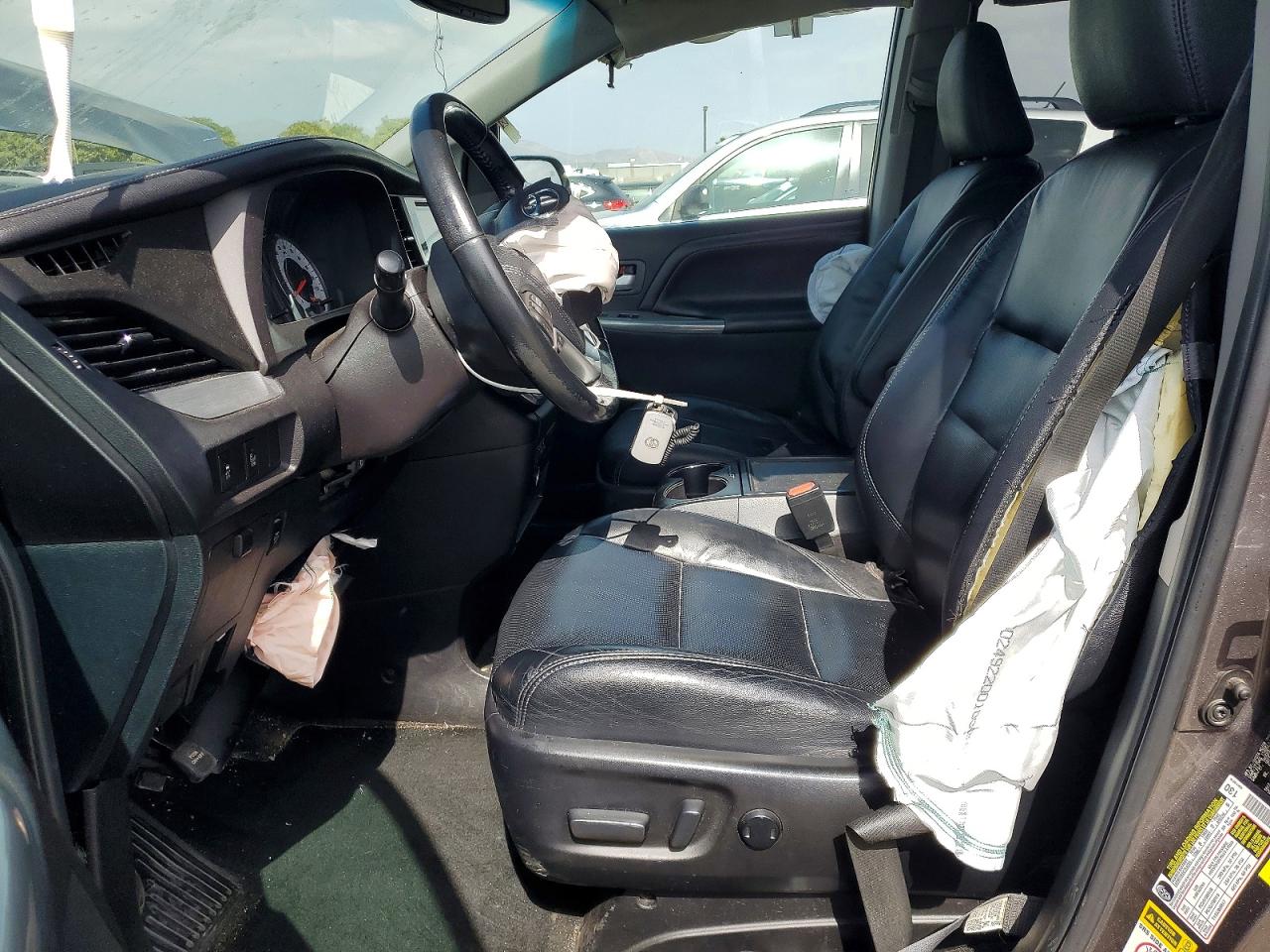 2016 TOYOTA SIENNA SE photo 7