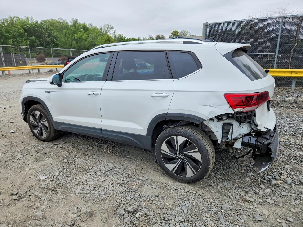 2024 VOLKSWAGEN TAOS SE photo 3