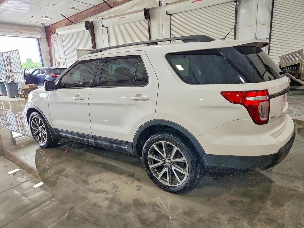 2015 FORD EXPLORER XLT photo 4