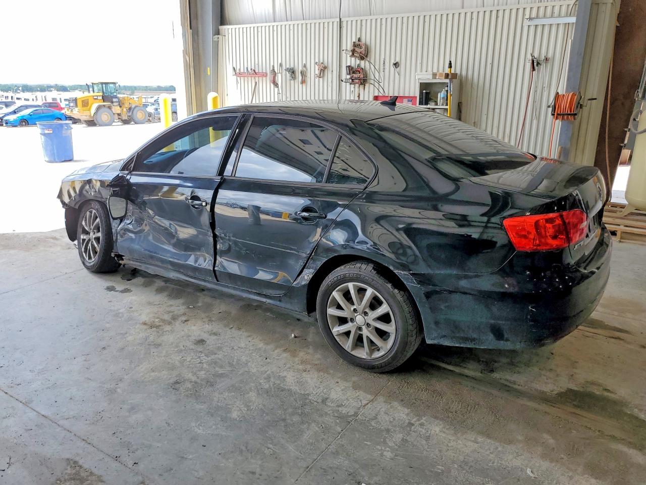 2011 VOLKSWAGEN JETTA SE photo 2