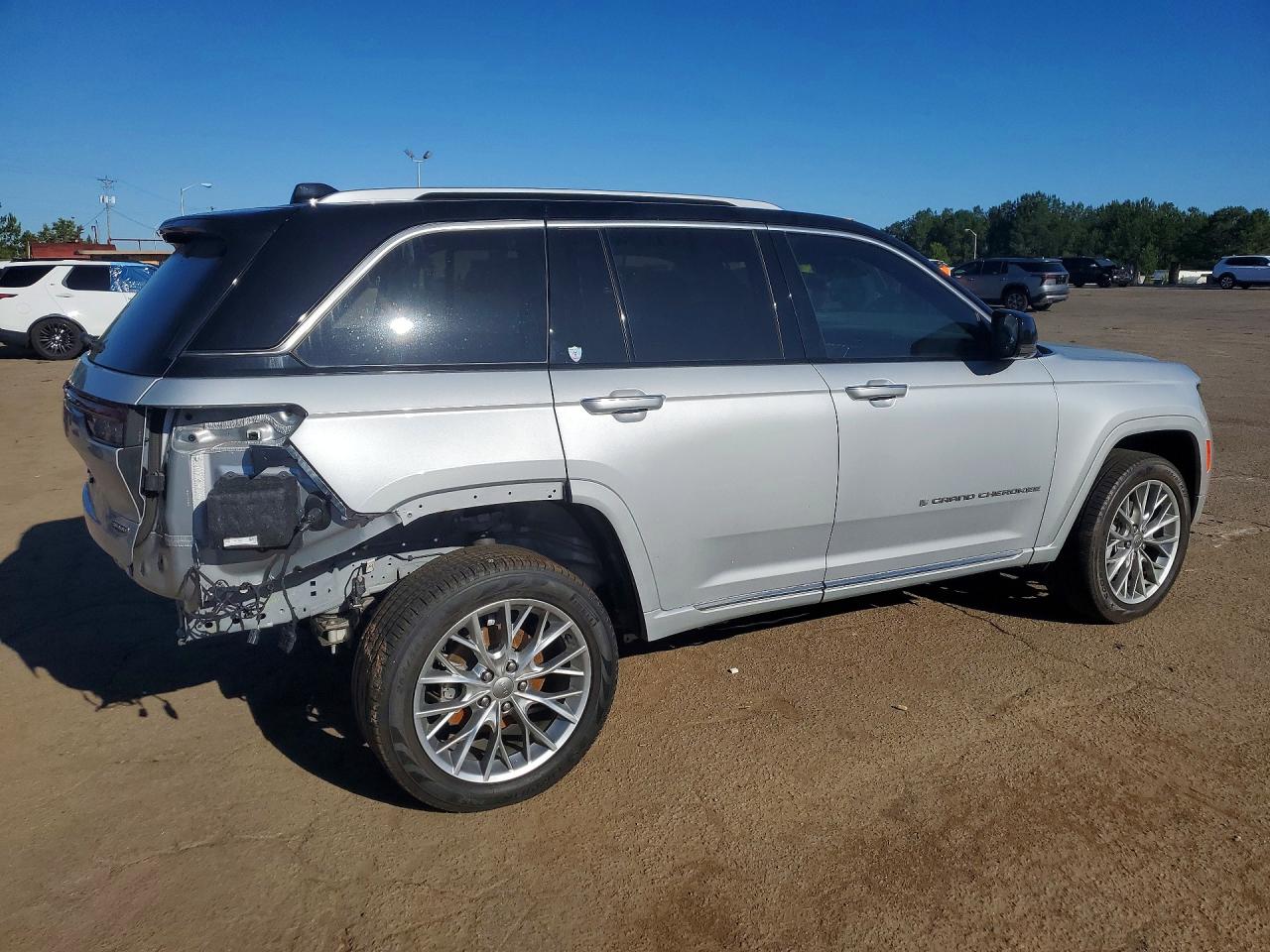 2022 JEEP GRAND CHEROKEE SUMMIT photo 3