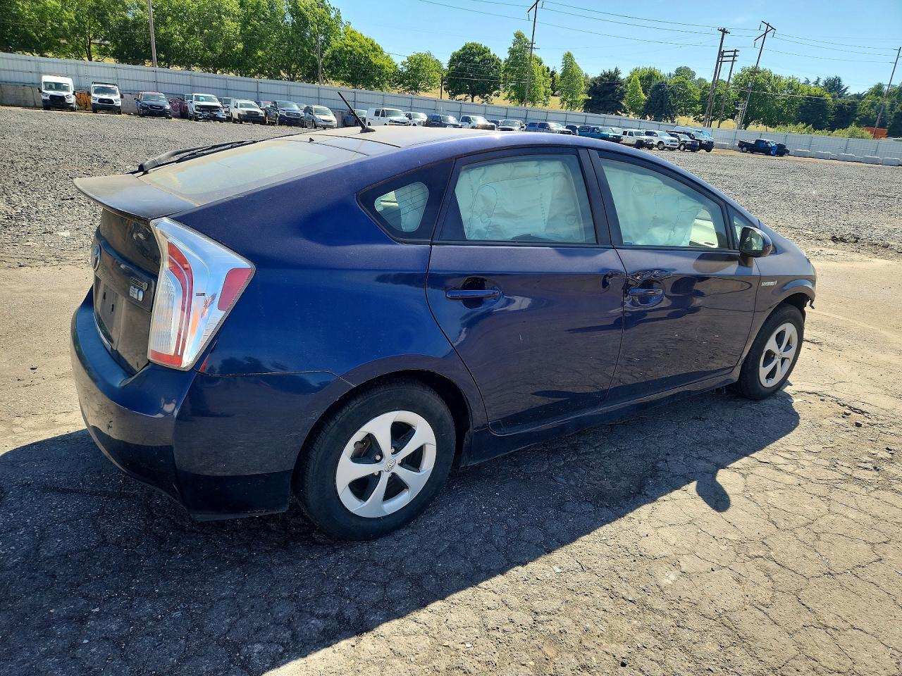 2014 TOYOTA PRIUS TWO photo 5