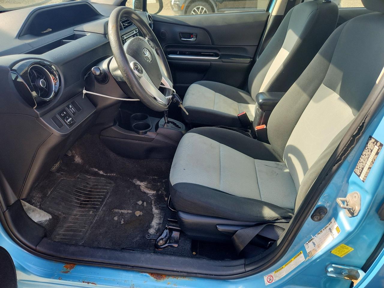 2015 TOYOTA PRIUS C TWO photo 13