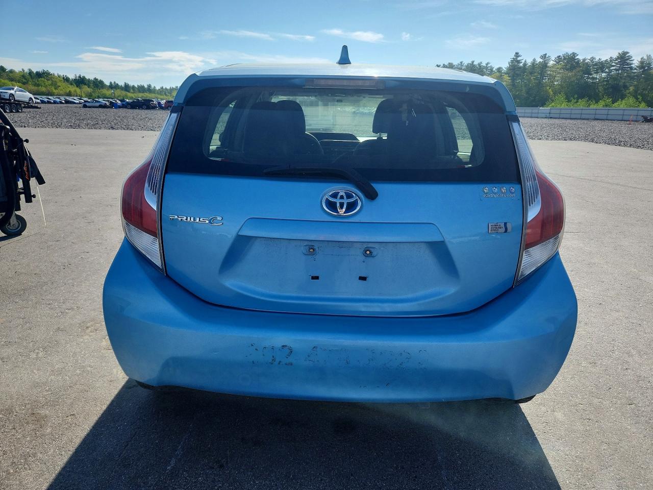 2015 TOYOTA PRIUS C TWO photo 11