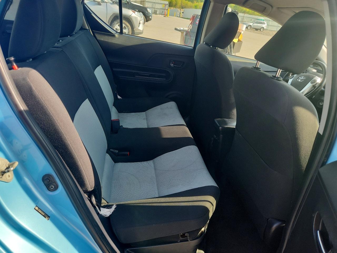 2015 TOYOTA PRIUS C TWO photo 19
