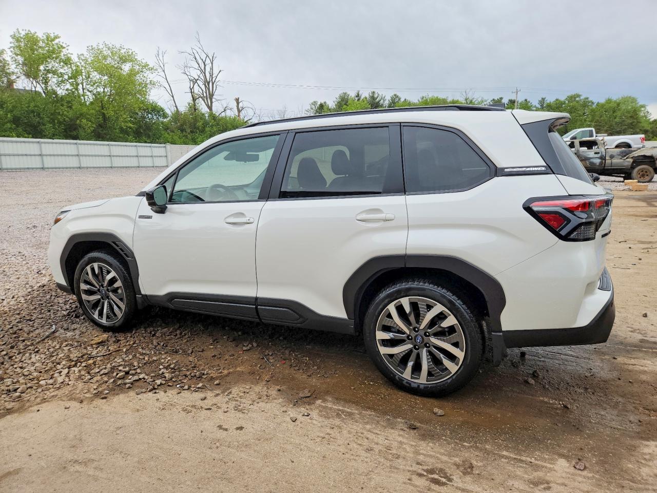 2025 SUBARU FORESTER TOURING photo 2