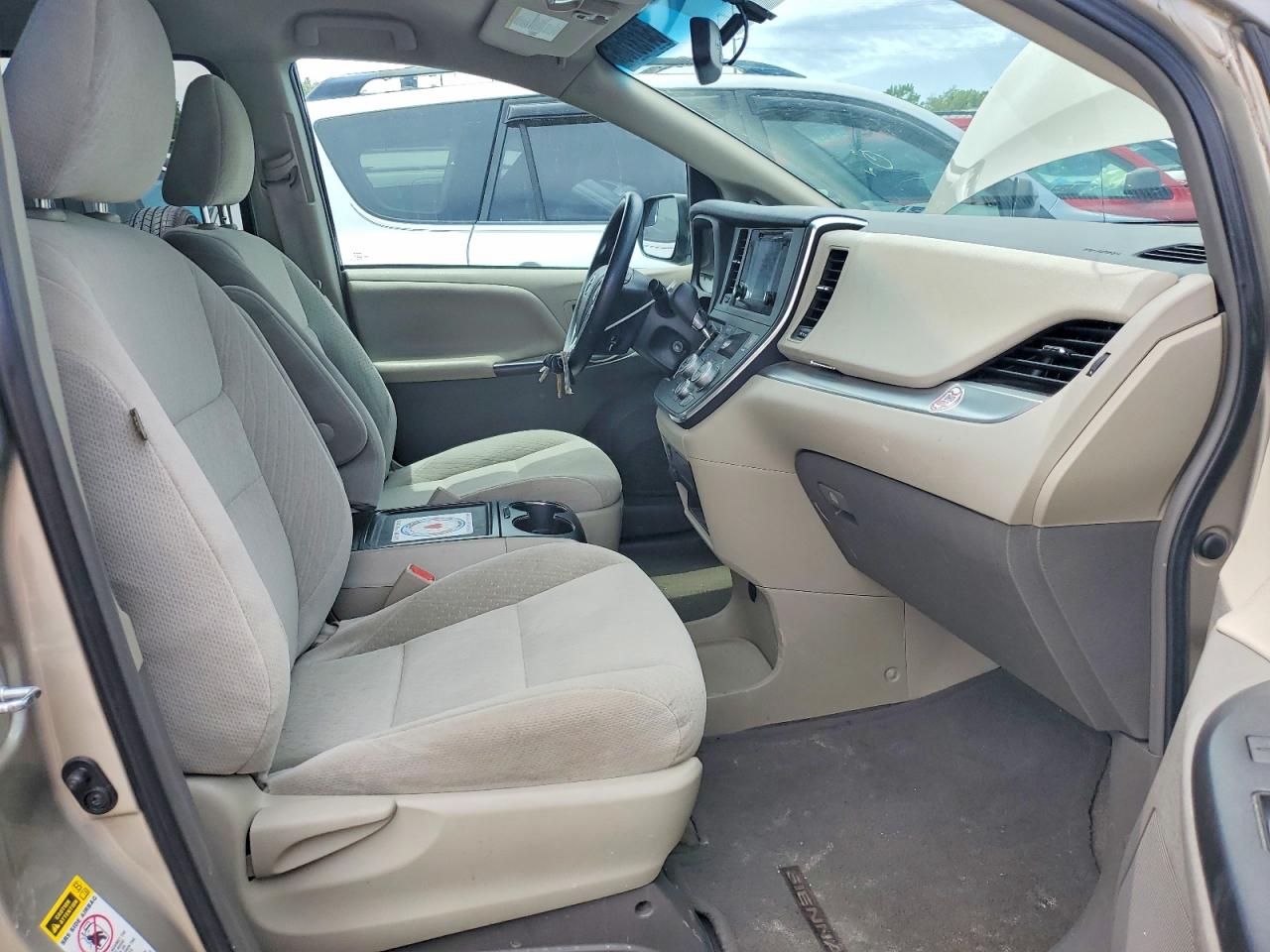 2015 TOYOTA SIENNA LE photo 13