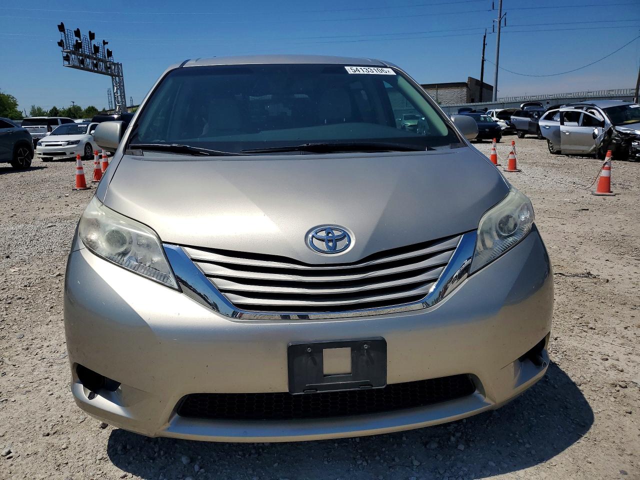 2015 TOYOTA SIENNA LE photo 9