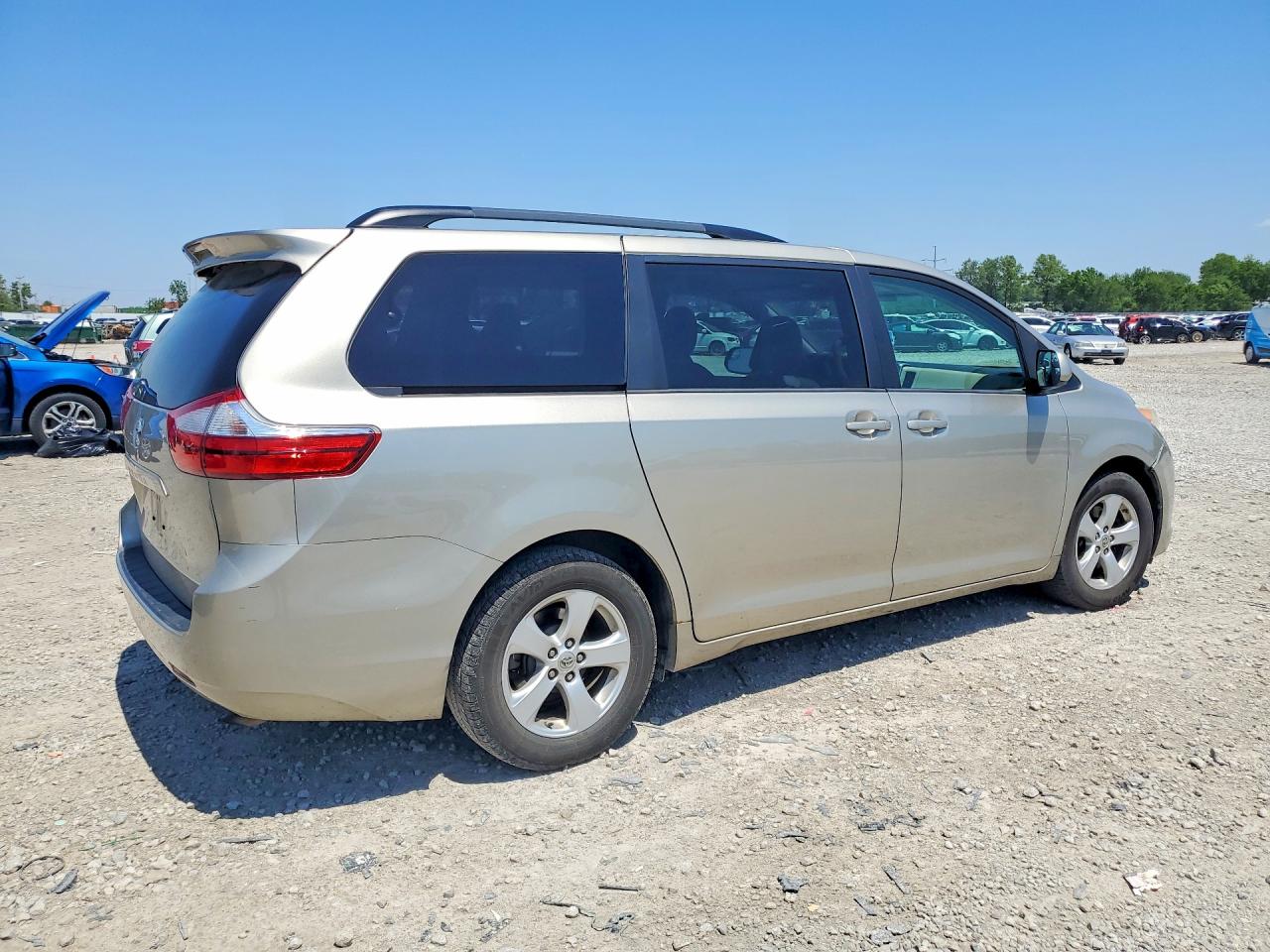 2015 TOYOTA SIENNA LE photo 5