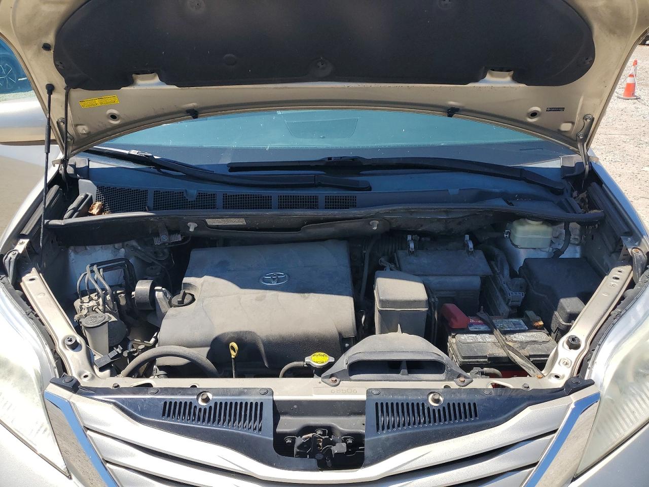 2015 TOYOTA SIENNA LE photo 23