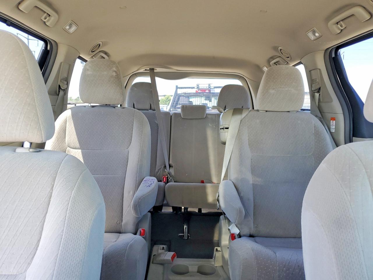 2015 TOYOTA SIENNA LE photo 19