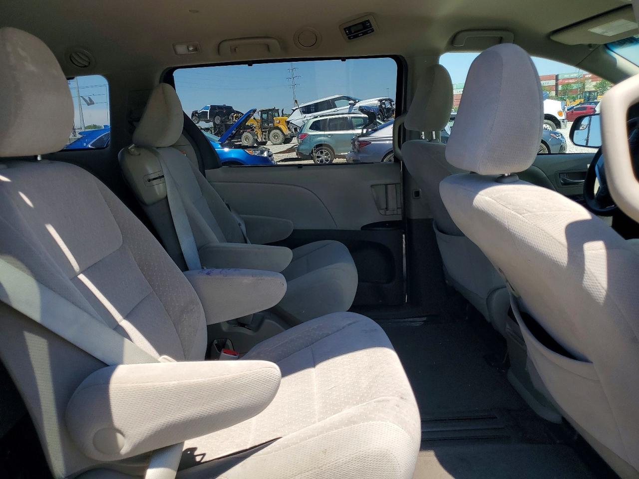 2015 TOYOTA SIENNA LE photo 21