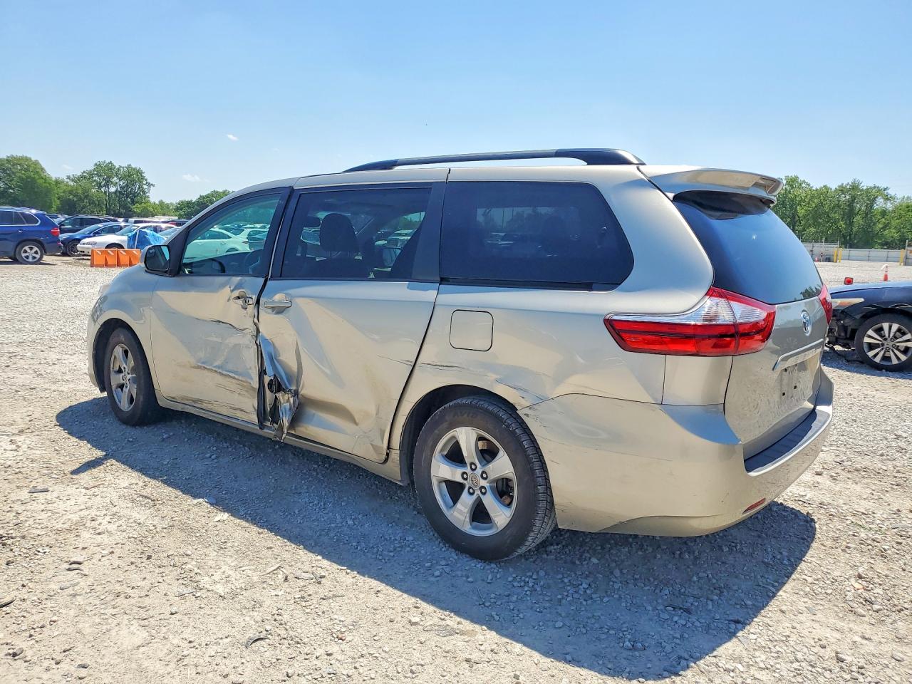 2015 TOYOTA SIENNA LE photo 3