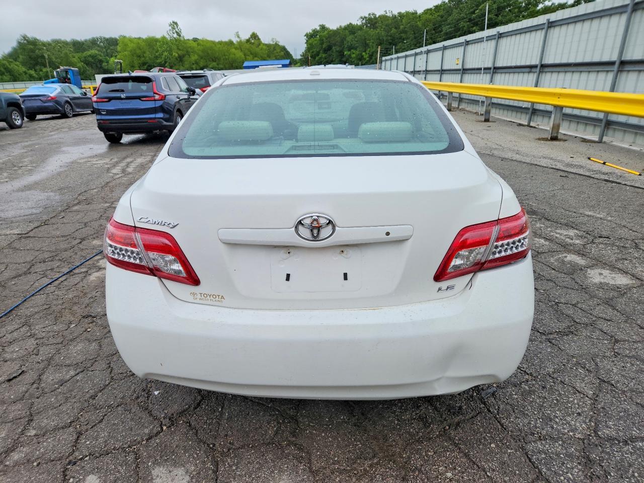 2010 TOYOTA CAMRY LE photo 16