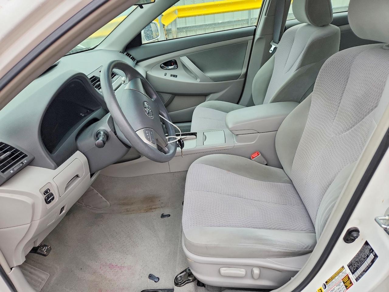 2010 TOYOTA CAMRY LE photo 19