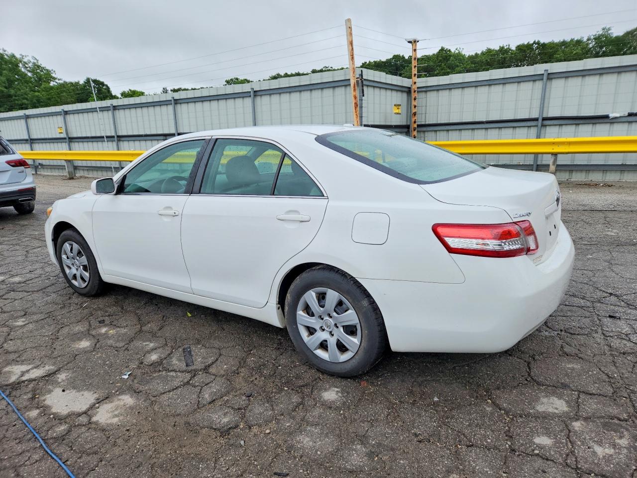 2010 TOYOTA CAMRY LE photo 4