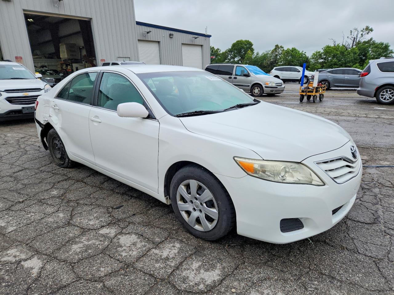 2010 TOYOTA CAMRY LE photo 10
