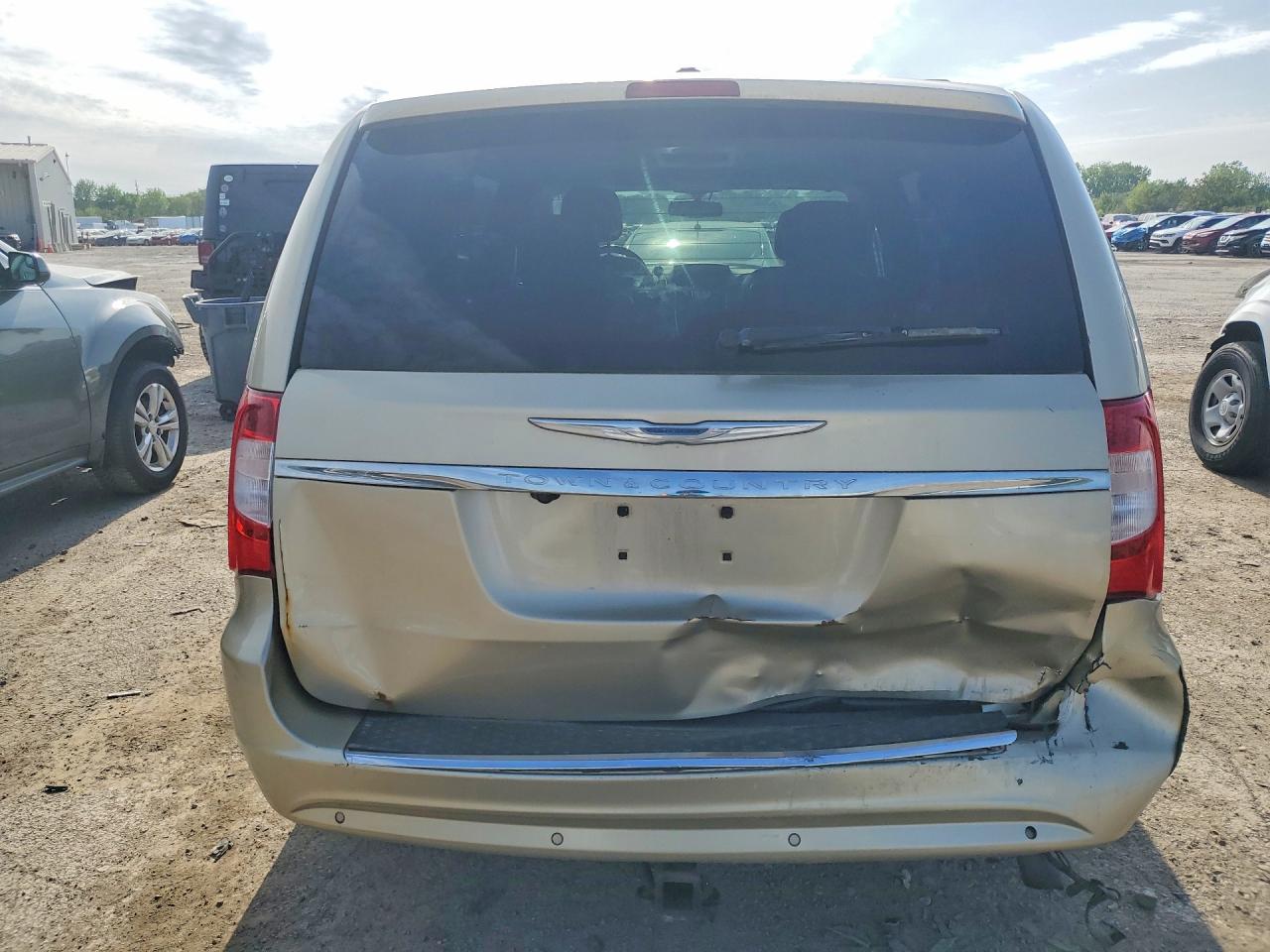 2011 CHRYSLER TOWN & COUNTRY TOURING L photo 16