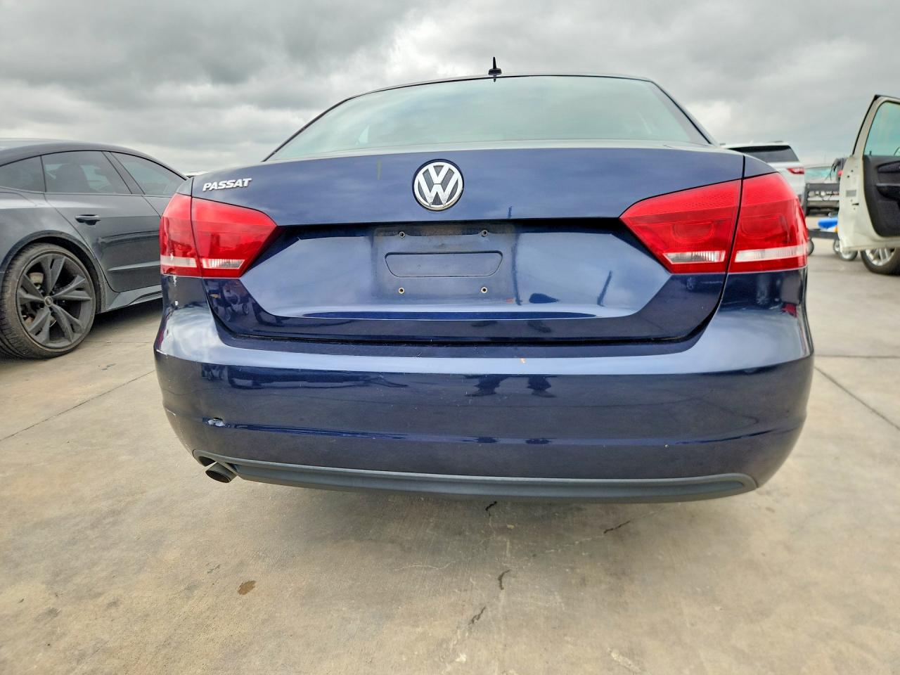 2012 VOLKSWAGEN PASSAT S photo 11